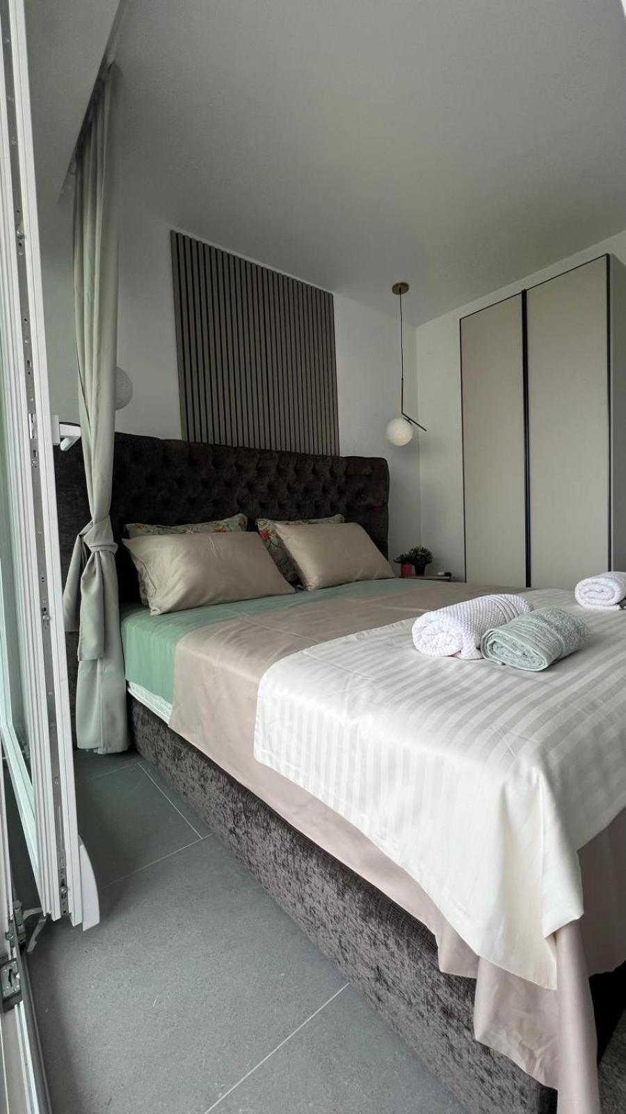 Luxury Black Pearl Beluga With Private Pool And Jacuzzi *