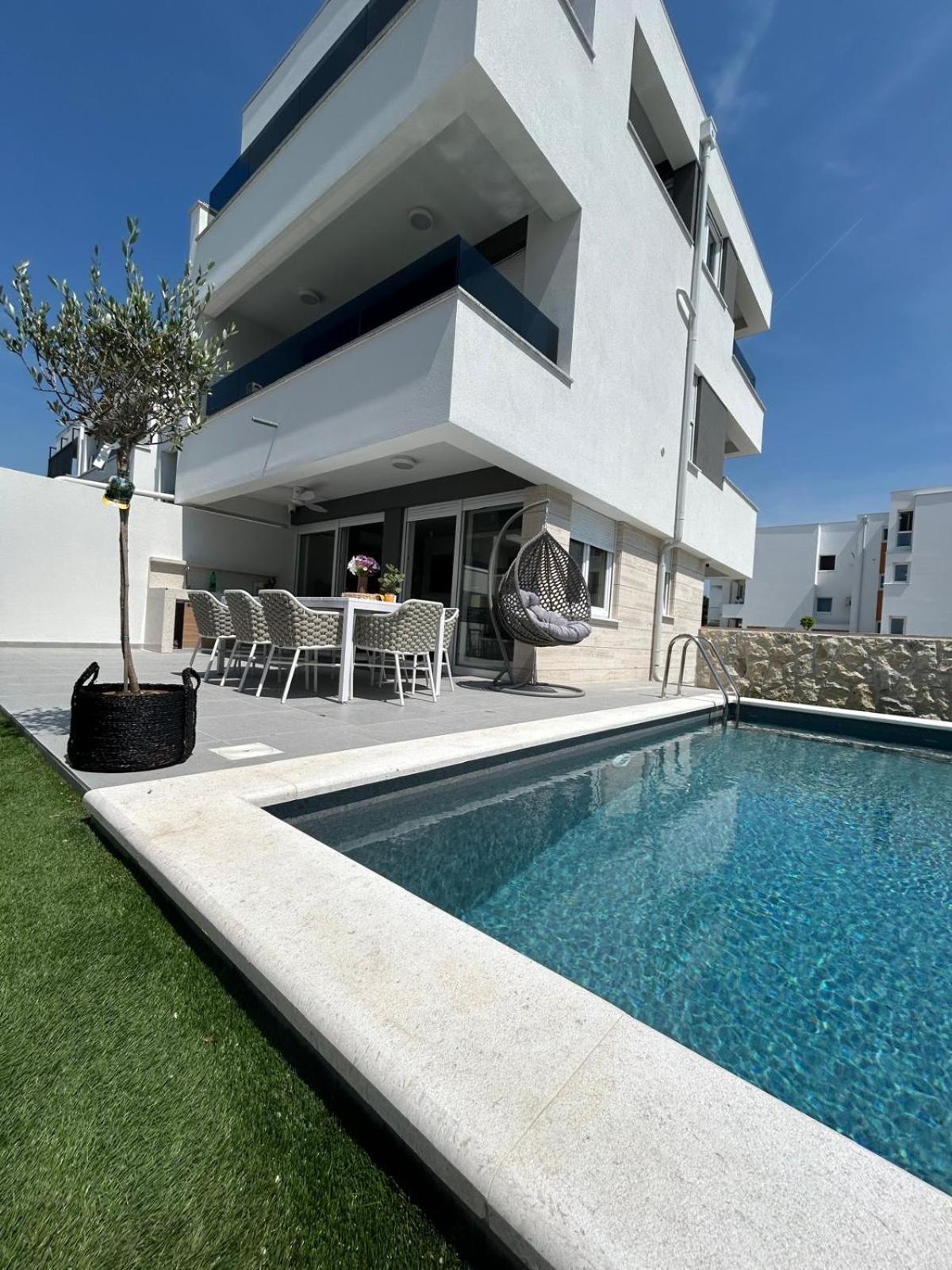 Luxury Black Pearl Beluga With Private Pool And Jacuzzi *