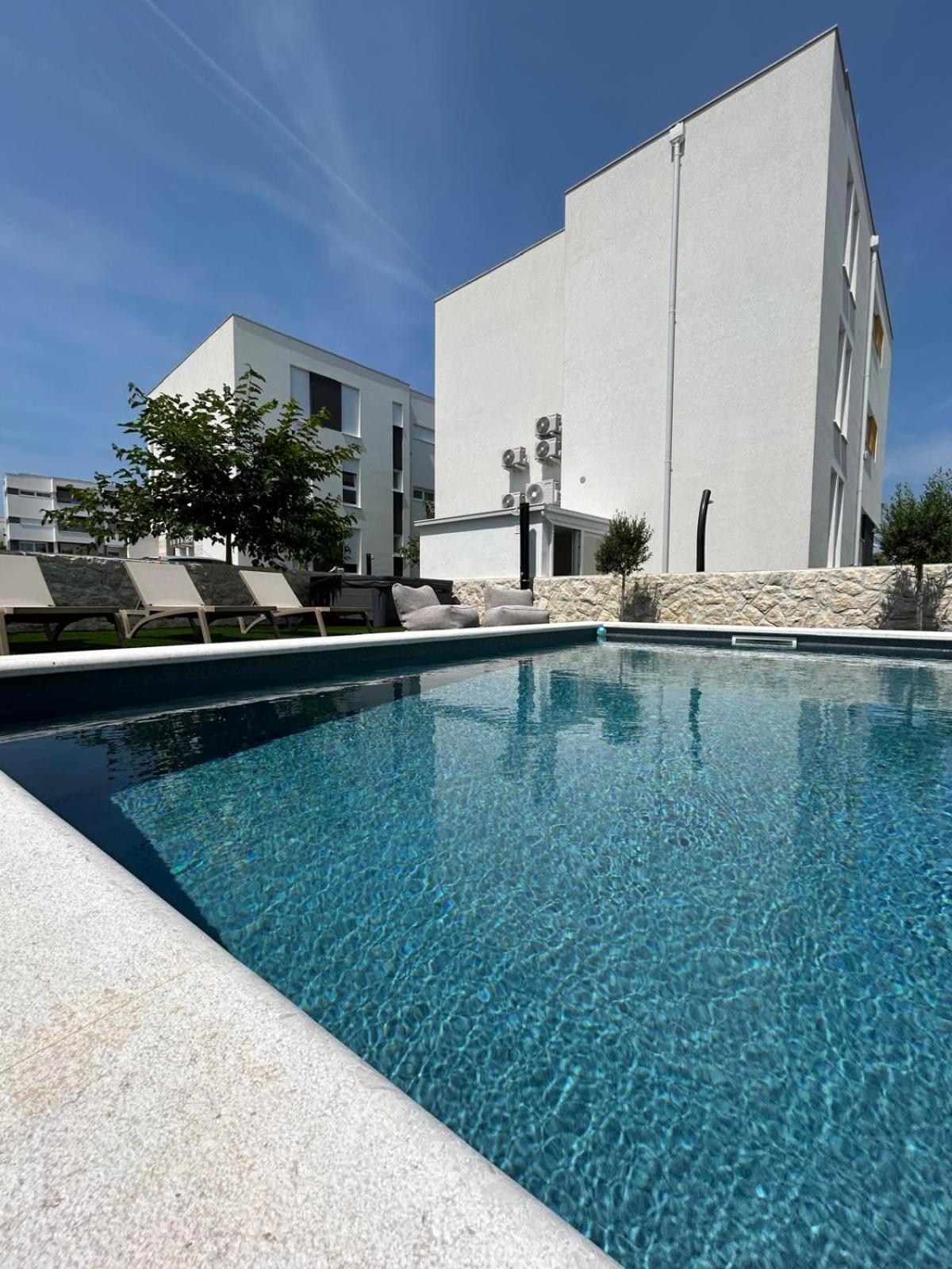 Luxury Black Pearl Beluga With Private Pool And Jacuzzi Apartment *