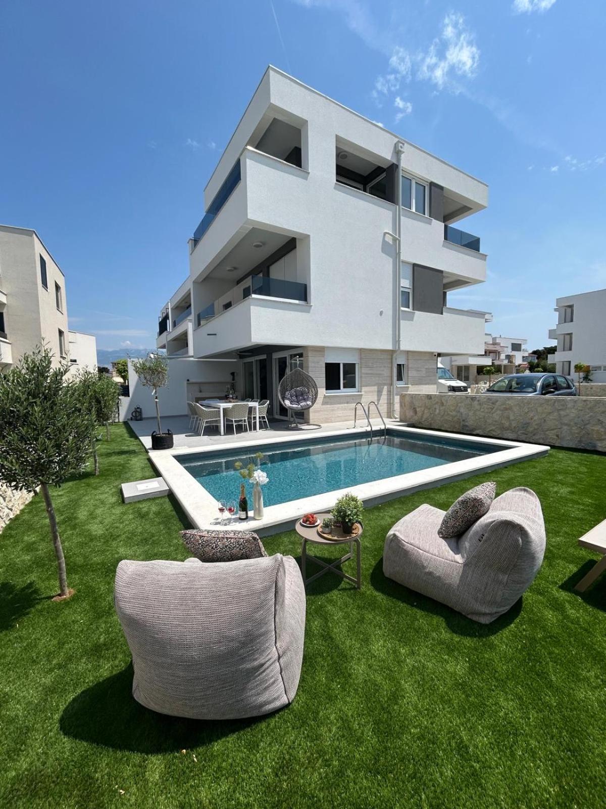 Luxury Black Pearl Beluga With Private Pool And Jacuzzi *